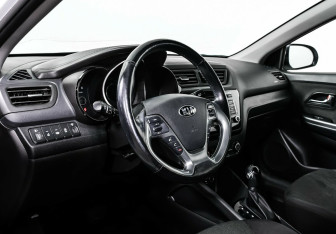 Подержанный автомобиль Kia Rio Hatchback 2017 года (7 фото)