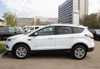 Подержанный автомобиль Ford Kuga 2017 года (6 фото)