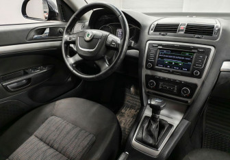 Подержанный автомобиль Skoda Octavia Liftback 2013 года (10 фото)
