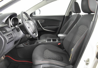 Подержанный автомобиль FAW Besturn X80 2017 года (7 фото)