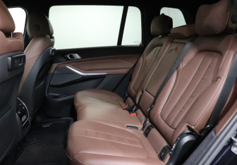 Подержанный автомобиль BMW X7 2019 года (10 фото)