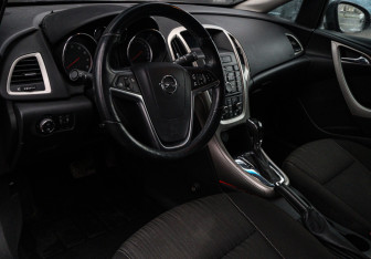 Подержанный автомобиль Opel Astra Hatchback 2010 года (11 фото)