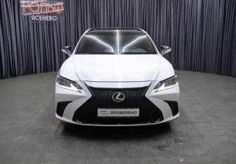 Подержанный автомобиль Lexus ES 2019 года (2 фото)