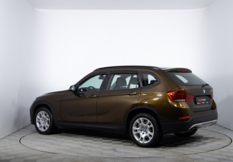 Подержанный автомобиль BMW X1 2013 года (7 фото)