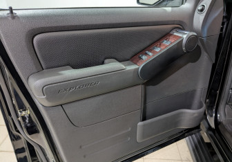 Подержанный автомобиль Ford Explorer 2008 года (20 фото)