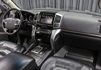 Подержанный автомобиль Toyota Land Cruiser Suv 2013 года (12 фото)