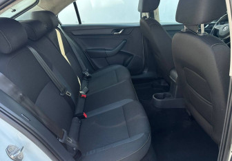 Подержанный автомобиль Skoda Rapid Liftback 2015 года (14 фото)