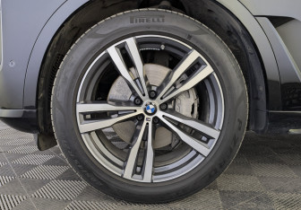 Подержанный автомобиль BMW X7 2022 года (12 фото)