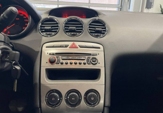 Подержанный автомобиль Peugeot 308 Hatchback 2010 года (16 фото)