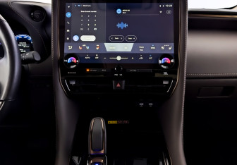 Подержанный автомобиль Toyota Alphard 2024 года (15 фото)