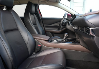 Подержанный автомобиль Mazda CX-30 2021 года (11 фото)