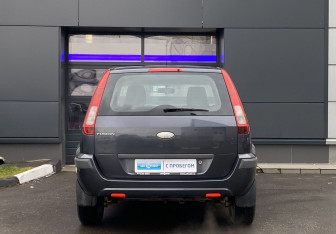 Подержанный автомобиль Ford Fusion 2008 года (6 фото)