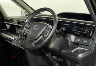 Подержанный автомобиль Honda Stepwgn 2018 года (8 фото)