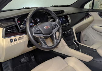 Подержанный автомобиль Cadillac XT5 2016 года (16 фото)