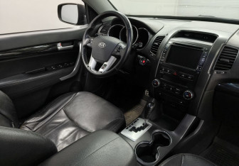 Подержанный автомобиль Kia Sorento 2012 года (11 фото)