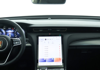 Подержанный автомобиль Hongqi H5 2024 года (14 фото)