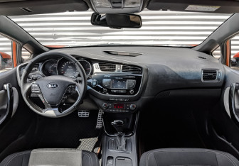 Подержанный автомобиль Kia Ceed Hatchback 2013 года (14 фото)