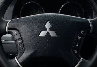 Подержанный автомобиль Mitsubishi Pajero 2011 года (15 фото)