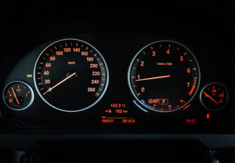 Подержанный автомобиль BMW X5 2016 года (16 фото)