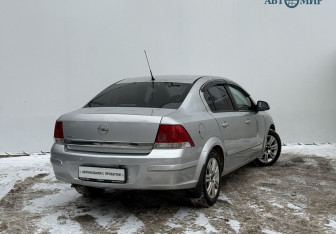 Подержанный автомобиль Opel Astra Sedan 2010 года (5 фото)
