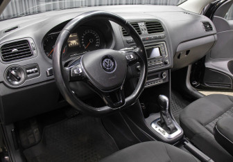 Подержанный автомобиль Volkswagen Polo Sedan 2015 года (16 фото)