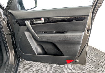 Подержанный автомобиль Kia Sorento 2017 года (24 фото)