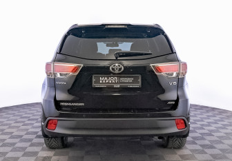 Подержанный автомобиль Toyota Highlander 2015 года (6 фото)
