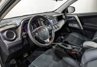 Подержанный автомобиль Toyota RAV4 2013 года (15 фото)