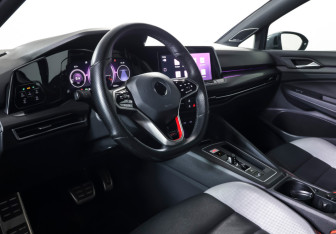 Подержанный автомобиль Volkswagen Golf GTI Hatchback 2021 года (16 фото)