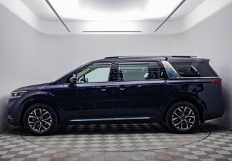 Подержанный автомобиль Kia Carnival 2023 года (2 фото)