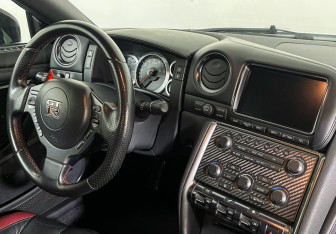 Подержанный автомобиль Nissan GT-R 2011 года (9 фото)