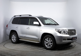 Подержанный автомобиль Toyota Land Cruiser Suv 2008 года (3 фото)
