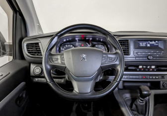 Подержанный автомобиль Peugeot Traveller 2021 года (22 фото)