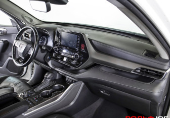 Подержанный автомобиль Toyota Highlander 2021 года (9 фото)