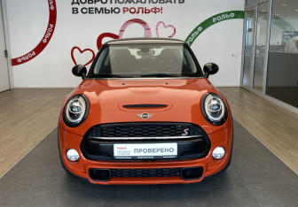 Подержанный автомобиль MINI Hatch 2019 года (2 фото)