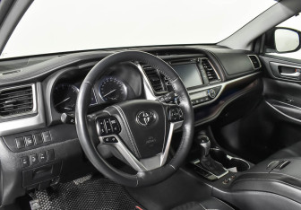 Подержанный автомобиль Toyota Highlander 2014 года (8 фото)