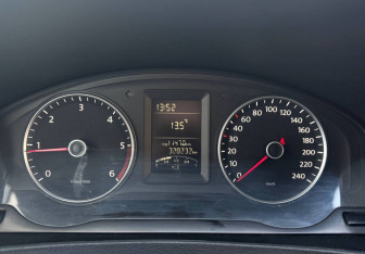 Подержанный автомобиль Volkswagen Transporter Minivan 2013 года (13 фото)