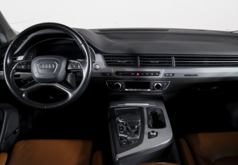 Подержанный автомобиль Audi Q7 2016 года (12 фото)