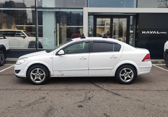 Подержанный автомобиль Opel Astra Sedan 2013 года (8 фото)