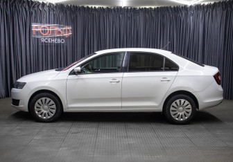 Подержанный автомобиль Skoda Rapid Liftback 2017 года (8 фото)