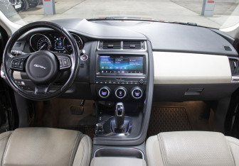 Подержанный автомобиль Jaguar E-Pace 2018 года (14 фото)