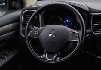 Подержанный автомобиль Mitsubishi Outlander 2015 года (15 фото)