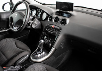 Подержанный автомобиль Peugeot 308 Hatchback 2012 года (11 фото)