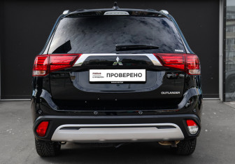 Подержанный автомобиль Mitsubishi Outlander 2021 года (5 фото)