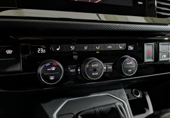 Подержанный автомобиль Volkswagen Multivan 2021 года (21 фото)