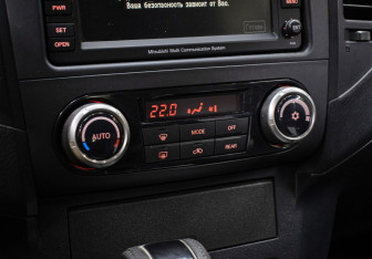 Подержанный автомобиль Mitsubishi Pajero 2012 года (17 фото)