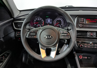 Подержанный автомобиль Kia Optima Sedan 2018 года (22 фото)