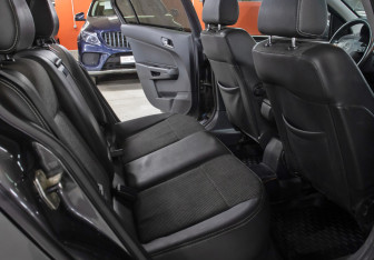 Подержанный автомобиль Opel Astra Sedan 2012 года (12 фото)