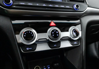 Подержанный автомобиль Hyundai Elantra Sedan 2020 года (13 фото)