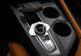 Подержанный автомобиль Changan UNI-V 2023 года (19 фото)